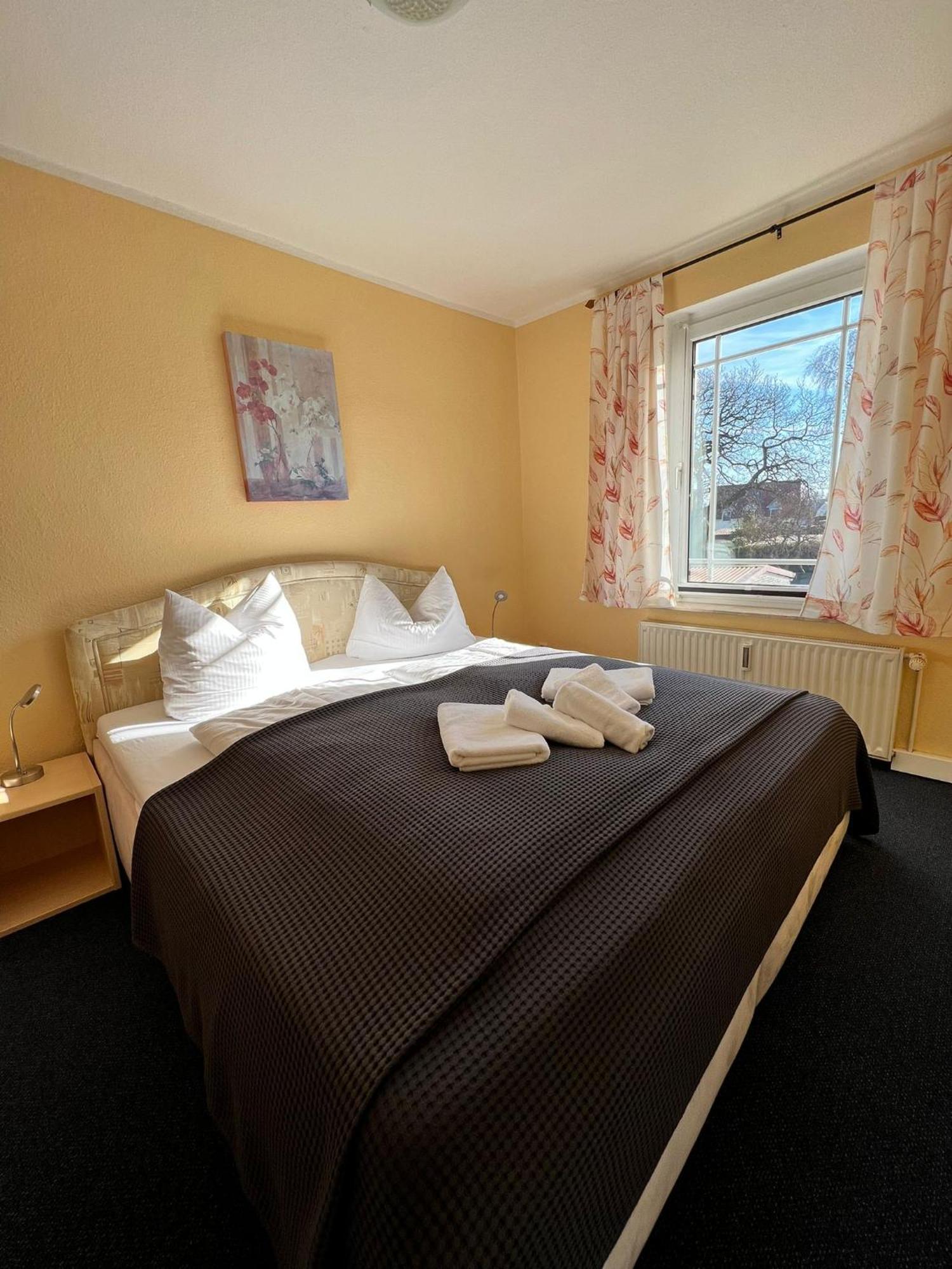 Hotel-Pension Zur Mole Wiek auf Rügen Exterior foto